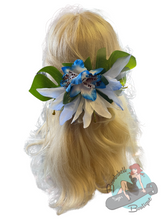 Hair clip with banana leaves, white and blue tropical hibiscus flowers. Ideal for a tiki pinup hairstyle.
